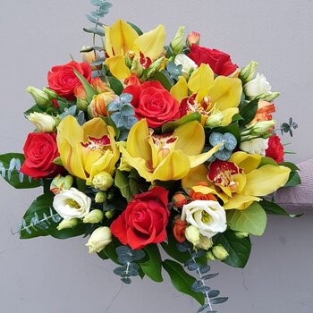 Ziedu pu&scaron;ķis ar dzeltenām cimbīdijām